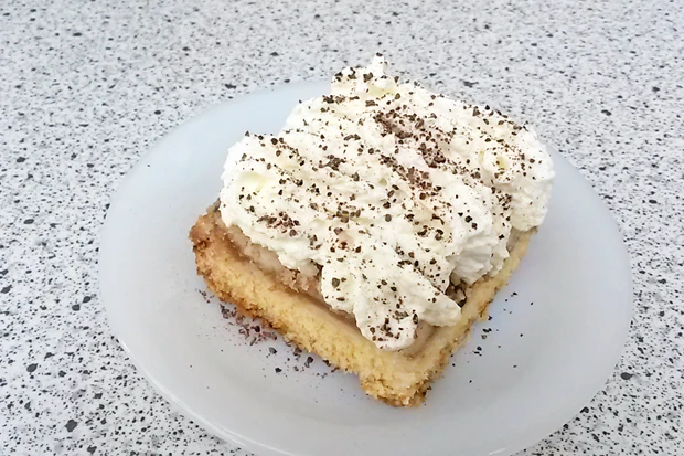 Apfelkuchen mit Schlagobershaube