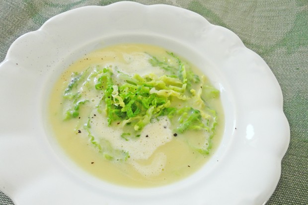 Omas Kartoffelsuppe mit Chinakohl