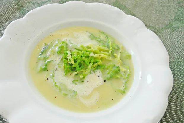 Omas Kartoffelsuppe mit Chinakohl