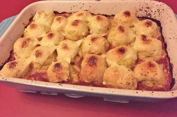 Pikante Polentapralinen auf Tomatensauce