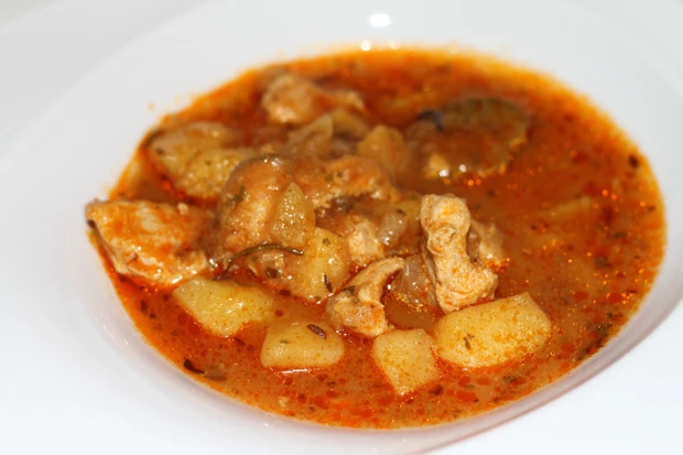 Leichte Gulaschsuppe mit Putenfleisch