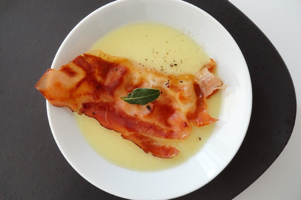 Erdäpfelsuppe mit Speck
