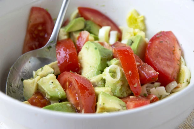 Sommersalat mit Avocados