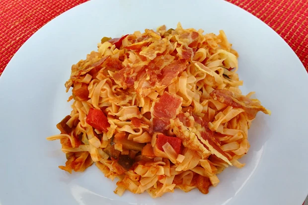 Nudeln mit Paprika-Speck-Sauce