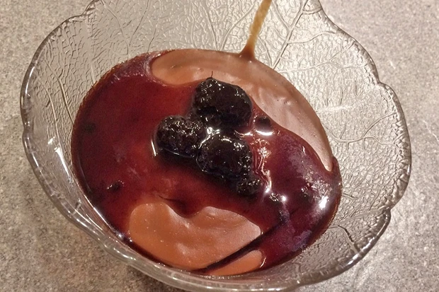 Schokopudding mit Brombeersauce