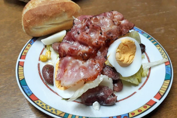 Salat mit Schafkäse und gebratenem Speck