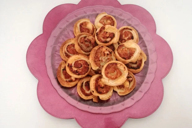 Pikante Bl&auml;tterteigschnecken