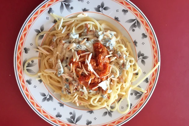 Spaghetti mit Gorgonzola-Sugo und Mandeln