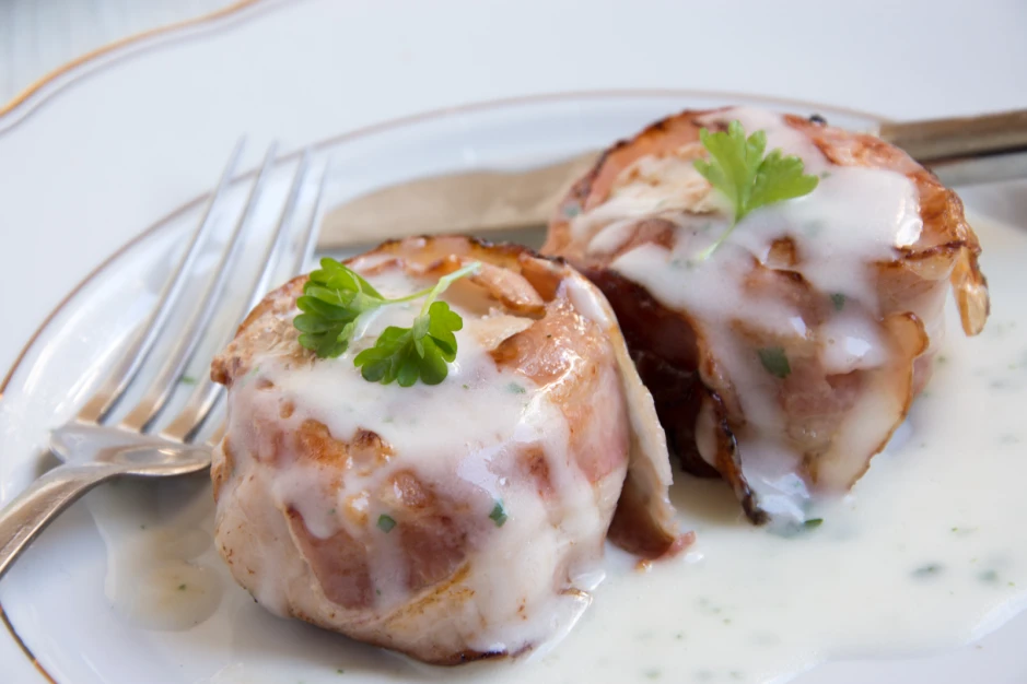 Schweinsmedaillons in Kr&auml;utersauce