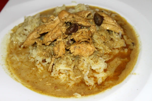 Grünes Hühner-Curry mit Kokosmilch und Pistazien