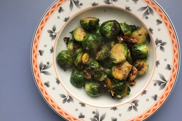 Gebratene Kohlsprossen mit Chili und Zitronenmarinade