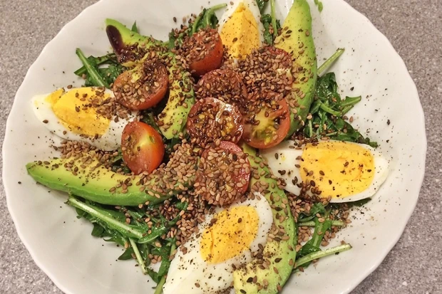 Rucolasalat mit Avocado und Ei