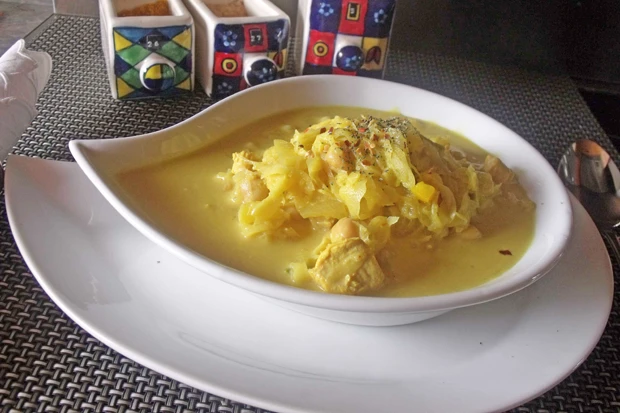 Vegane Curry-Sauerkrautsuppe mit Kichererbsen