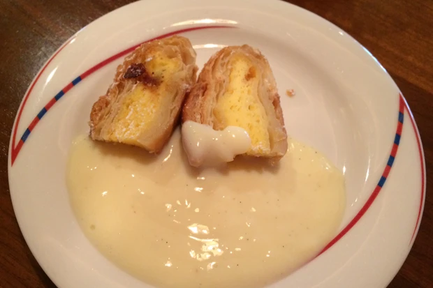 Topfenstrudel mit Vanillesauce