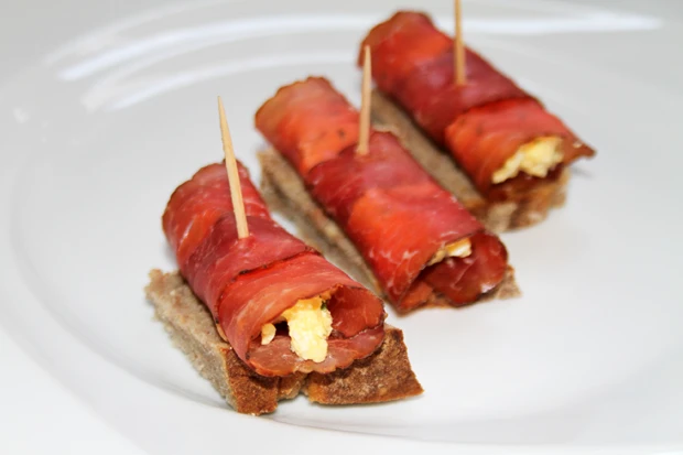 Bresaola-R&ouml;llchen mit Ei und Parmesan