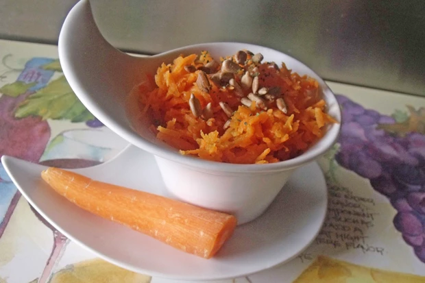 Karottensalat mit gerösteten Sonnenblumenkerne