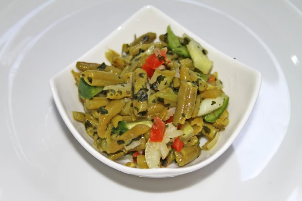 Fisolensalat nach griechischer Bauernart