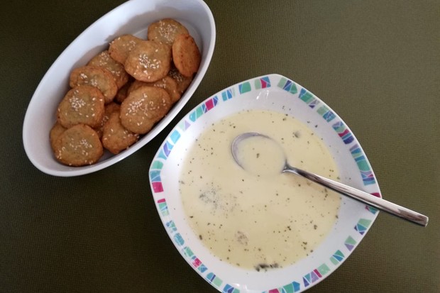 Knoblauchcremesuppe mit Sesamcracker