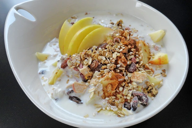 Crunchy-M&uuml;sli mit Rosinen, Apfel und Kefir