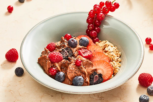 Veganes Schokoladenmousse mit Beeren