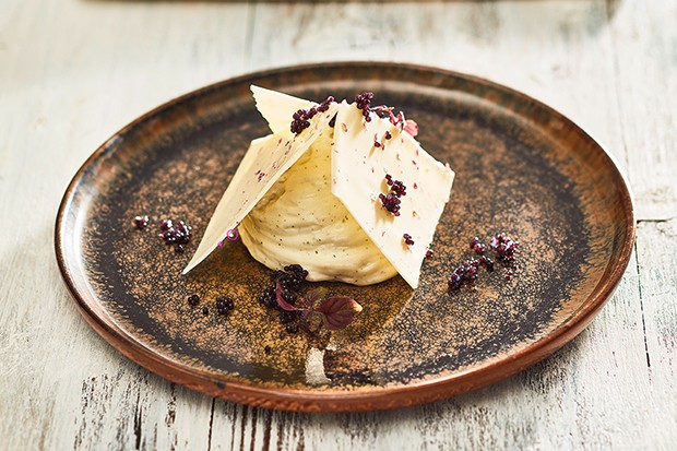 Shiso-Limettenmousse mit weißer Schokolade und Kaviar
