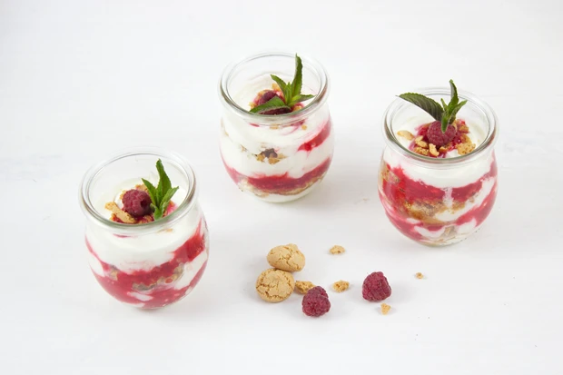 Himbeere-Amarettini Schichtdessert