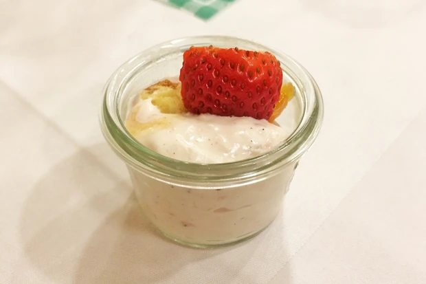 Erdbeerdessert im Glas