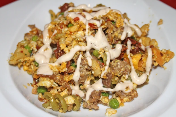 Bratnudeln mit Joghurt-Knoblauch-Sauce