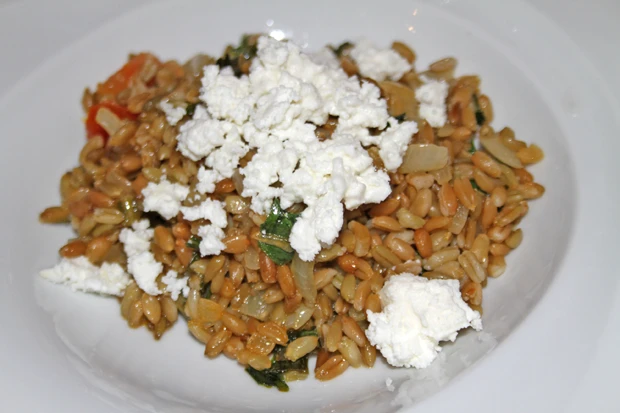 Gr&uuml;nkernpfanne mit Feta