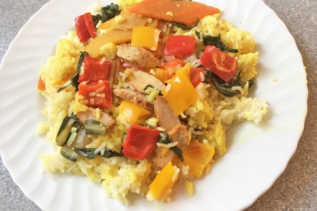 Gebratenes Curry-Gemüse auf Jasminreis
