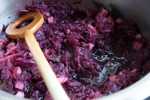 Ged&uuml;nstetes Birnen-Rotkraut