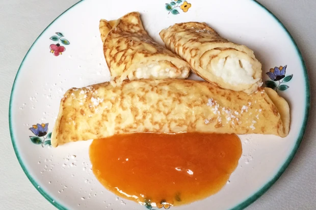 Topfenpalatschinken mit Marillensauce