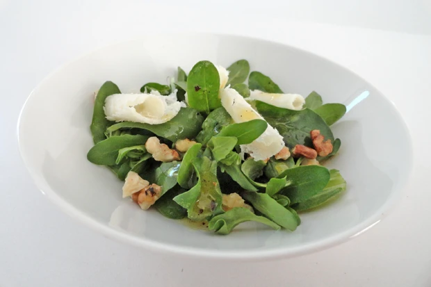 Vogerlsalat mit Nüssen