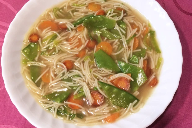 Klare Fr&uuml;hlingsuppe mit Nudeln