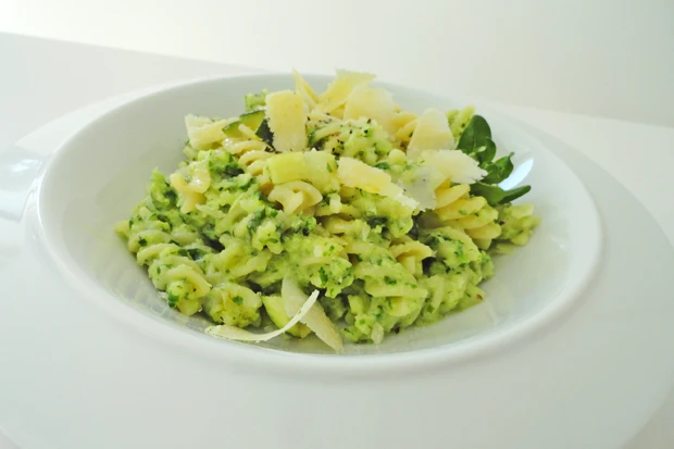 Zucchini Pasta mit Basilikum