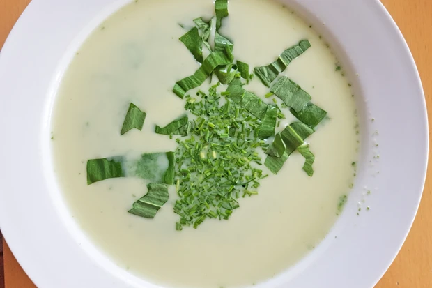 B&auml;rlauchsuppe mit Schnittlauchr&ouml;llchen