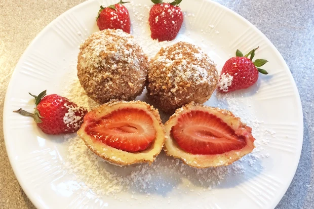 Erdbeerkn&ouml;del mit Mandelbr&ouml;sel