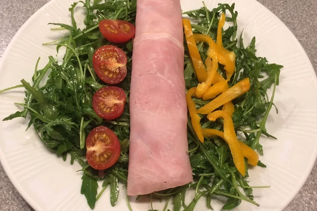 Schinkenrollen mit Kr&auml;utertopfen auf Rucolasalat
