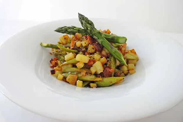 Kartoffelsalat mit Spargel und Speck