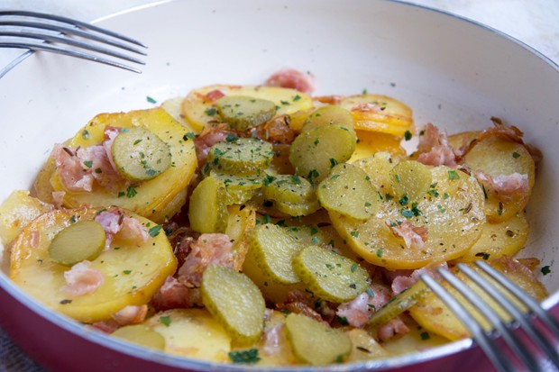 Bratkartoffel mit Speck und Essiggurken