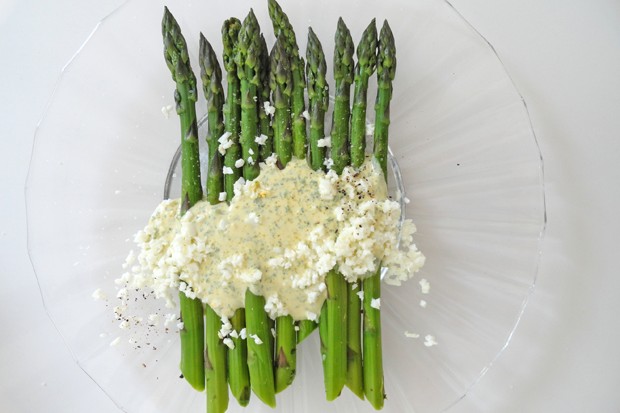 Grüner Spargel mit grüner Sauce