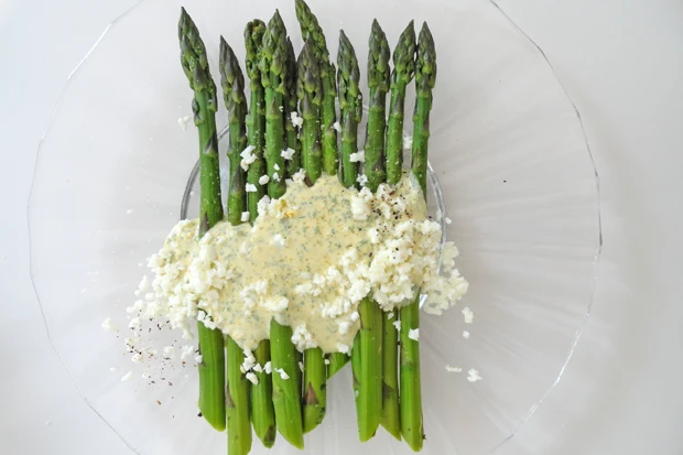 Gr&uuml;ner Spargel mit gr&uuml;ner Sauce