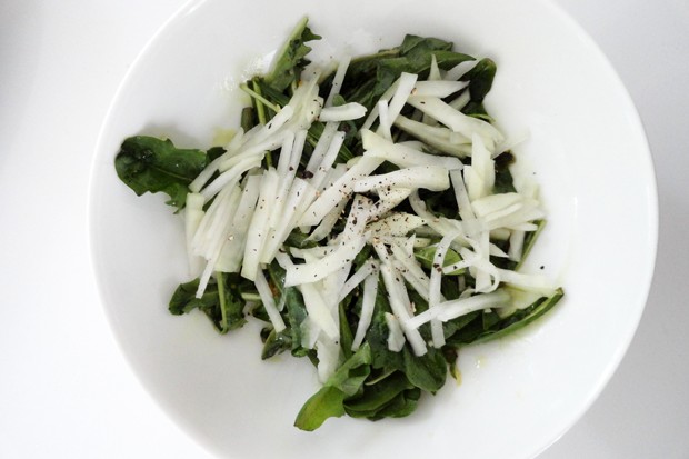 Löwenzahnsalat mit Kohlrabistifte