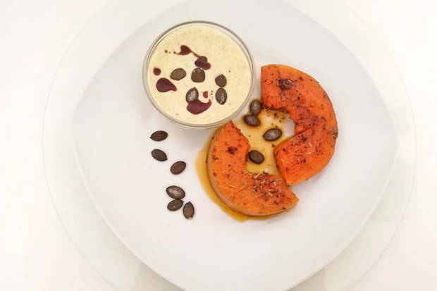 Butternuss-K&uuml;rbis-Spalten mit Joghurt-Dip
