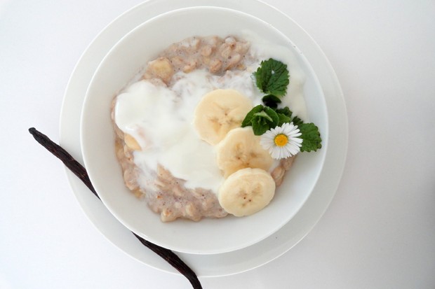 Bananen-Porridge mit Vanille und Minze