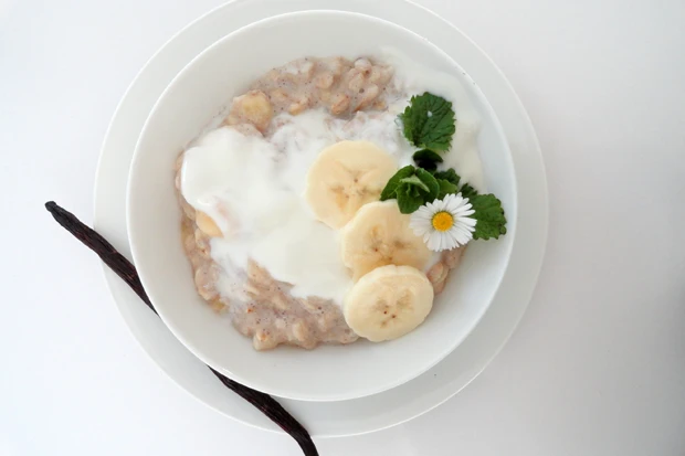 Bananen-Porridge mit Vanille und Minze