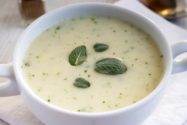 Pastinakensuppe mit Salbei