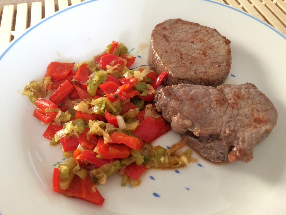 Minutensteak mit Paprika-Zwiebel-Gemüse - Rezept