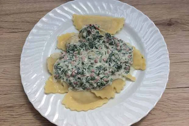 Schinken-B&auml;rlauchsauce auf Teigtaschen