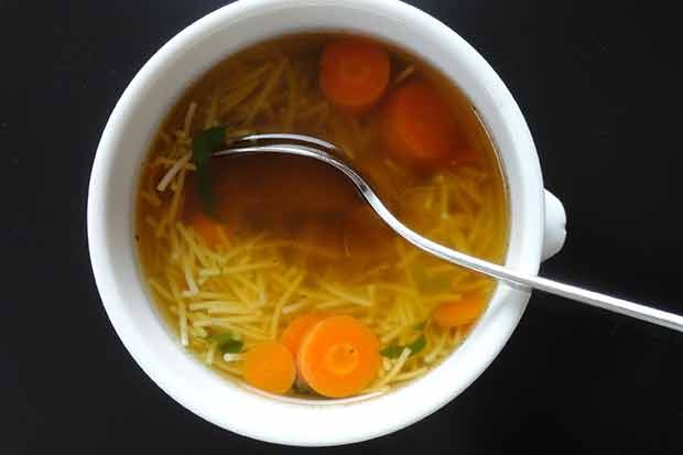 Schnelle Nudelsuppe mit Karotten